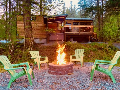 betsy's cabins at mount rainier  Rainier National Park, Stone Creek Lodge offers natural cedar cabins with vaulted ceilings, picture windows, private baths, gas fireplaces, and comfy queen beds to